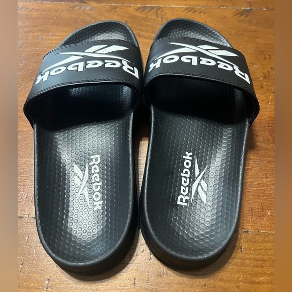 Reebok slides, black/white, great pre-owned condition women’s size 5 - Picture 2 of 8